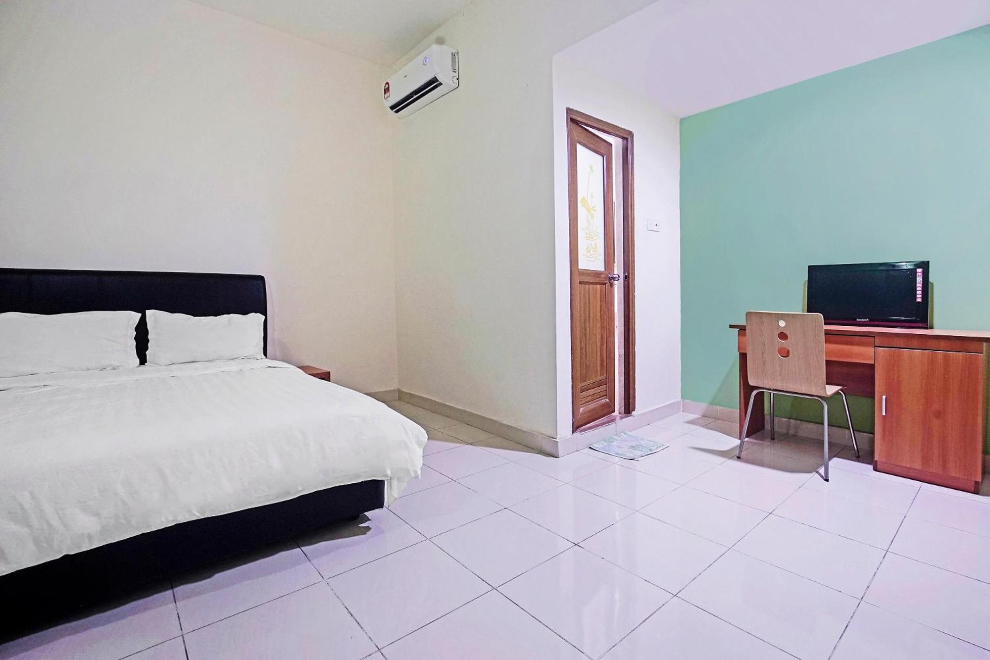 Hotel Night Queen Salak Tinggi Сепанг Екстериор снимка