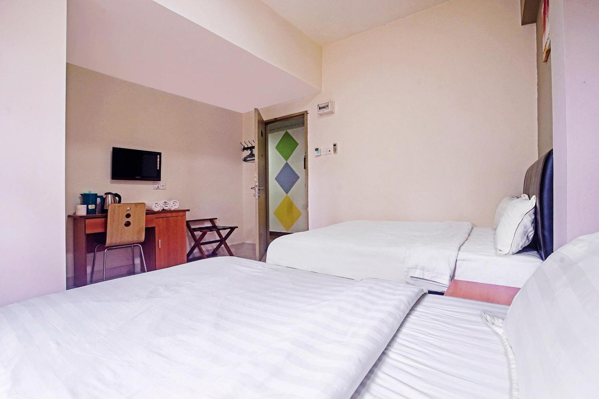 Hotel Night Queen Salak Tinggi Сепанг Екстериор снимка